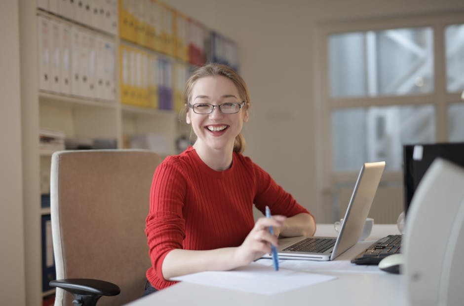 Leitung Marketing Melanie Richter vor einem Website-Entwurf